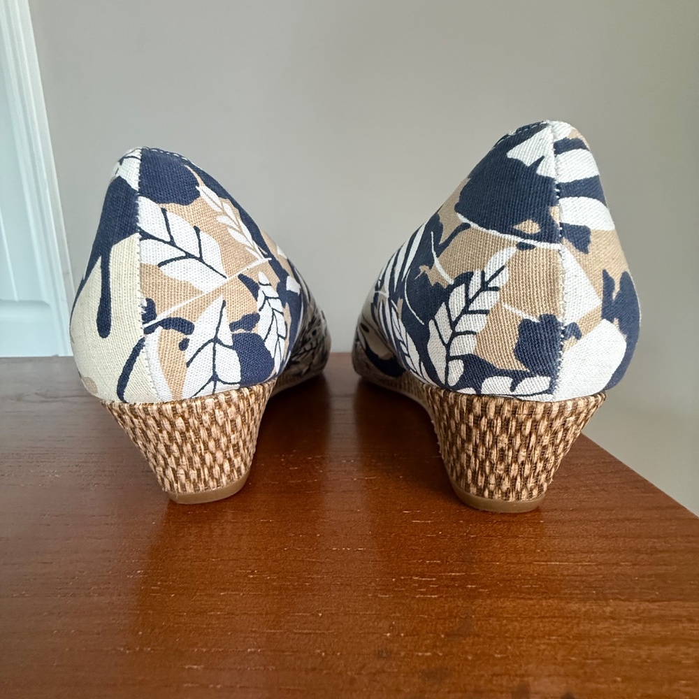 Aerosoles Shipmate Heelrest Wedge Shoes Blue Tan Leaf Print Size 8.5 - Picture 5 of 13